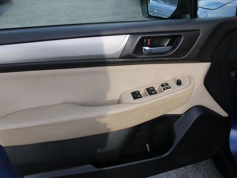 Used 2017 Subaru Outback 2.5i Premium image 12