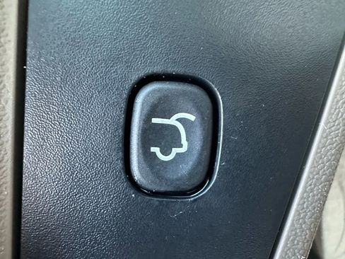 Used 2016 Chrysler Town & Country Touring image 26