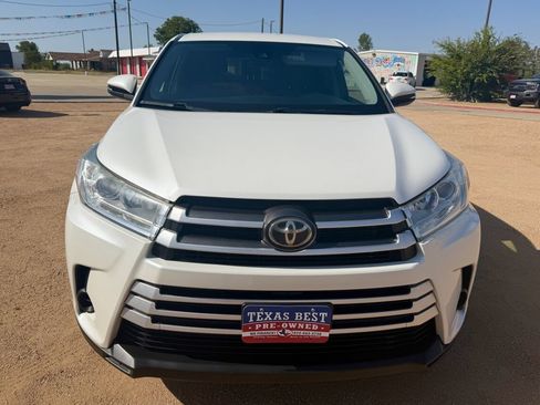 Used 2019 Toyota Highlander LE FWD image 2
