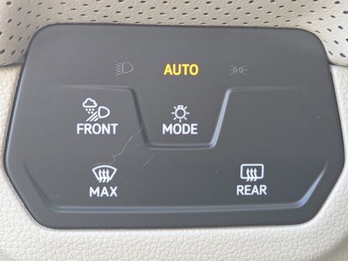 Used 2025 Volkswagen Atlas SE image 28