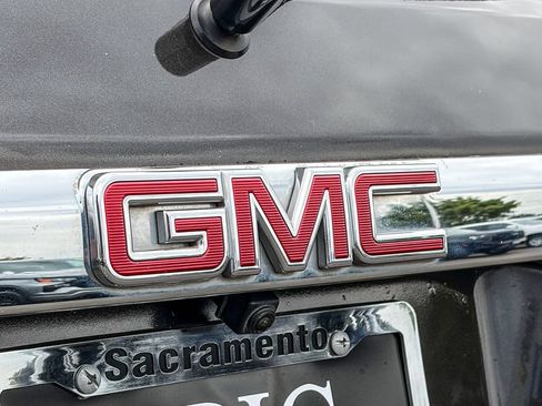 Used 2017 GMC Acadia Denali w/ Technology Package FWD image 9