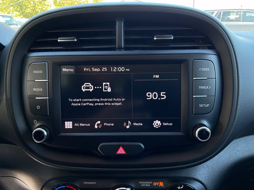 Used 2025 Kia Soul LX w/ LX Technology Package FWD image 17