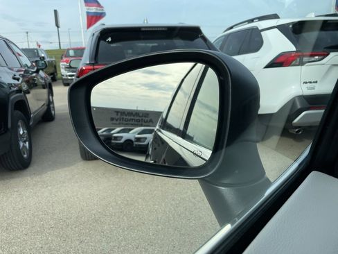 Used 2024 Chrysler Voyager LX image 38