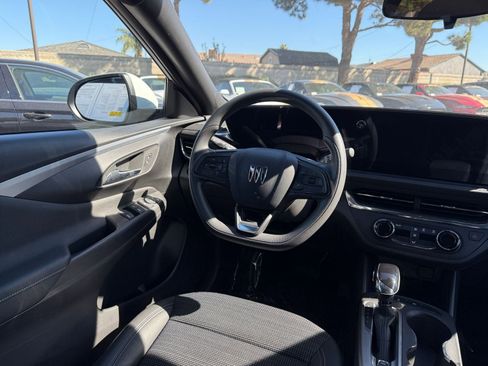 Used 2025 Buick Envista Preferred image 30