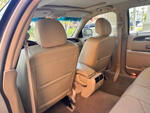 Used 2007 Lincoln Town Car Signature Limited RWD image 69