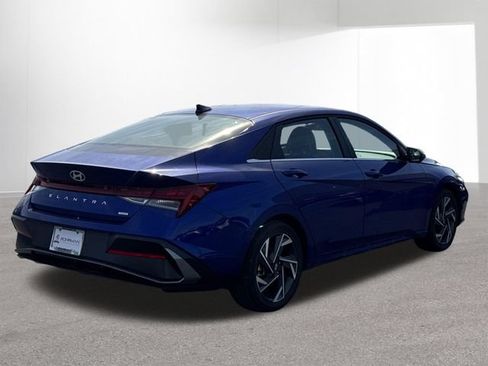 Used 2025 Hyundai Elantra Limited FWD image 14