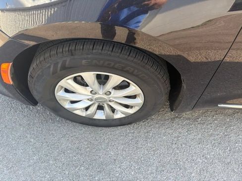 Used 2018 Chrysler Pacifica Touring-L FWD image 11