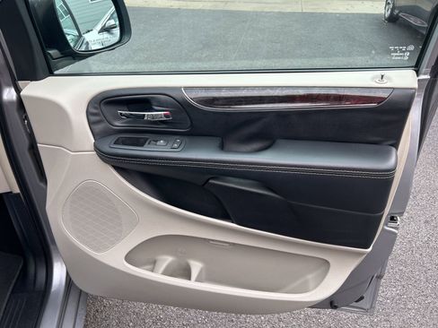 Used 2016 Chrysler Town & Country Touring-L image 22
