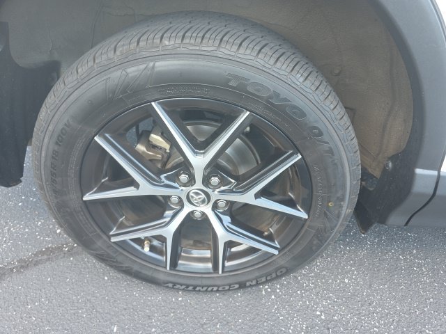 Used 2018 Toyota RAV4 SE w/ Advanced Technology Package FWD image 13