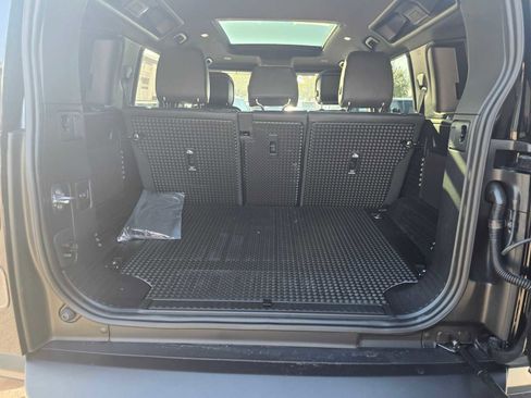 New 2026 Land Rover Defender 110 X-Dynamic SE image 17