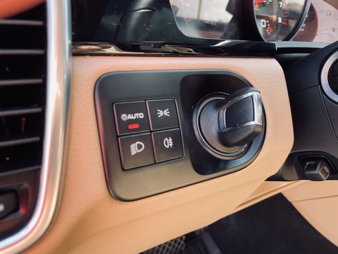 Used 2023 Porsche Cayenne Platinum Edition image 10