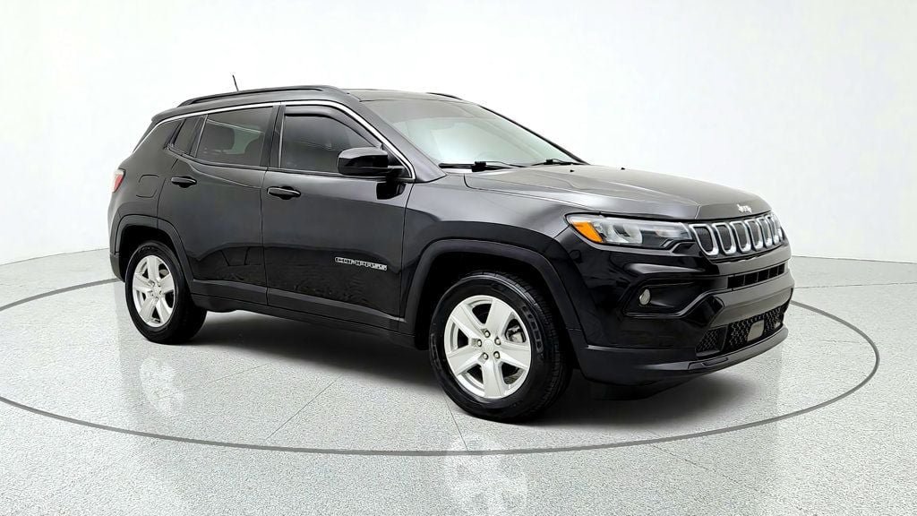 Used 2022 Jeep Compass Latitude FWD image 3