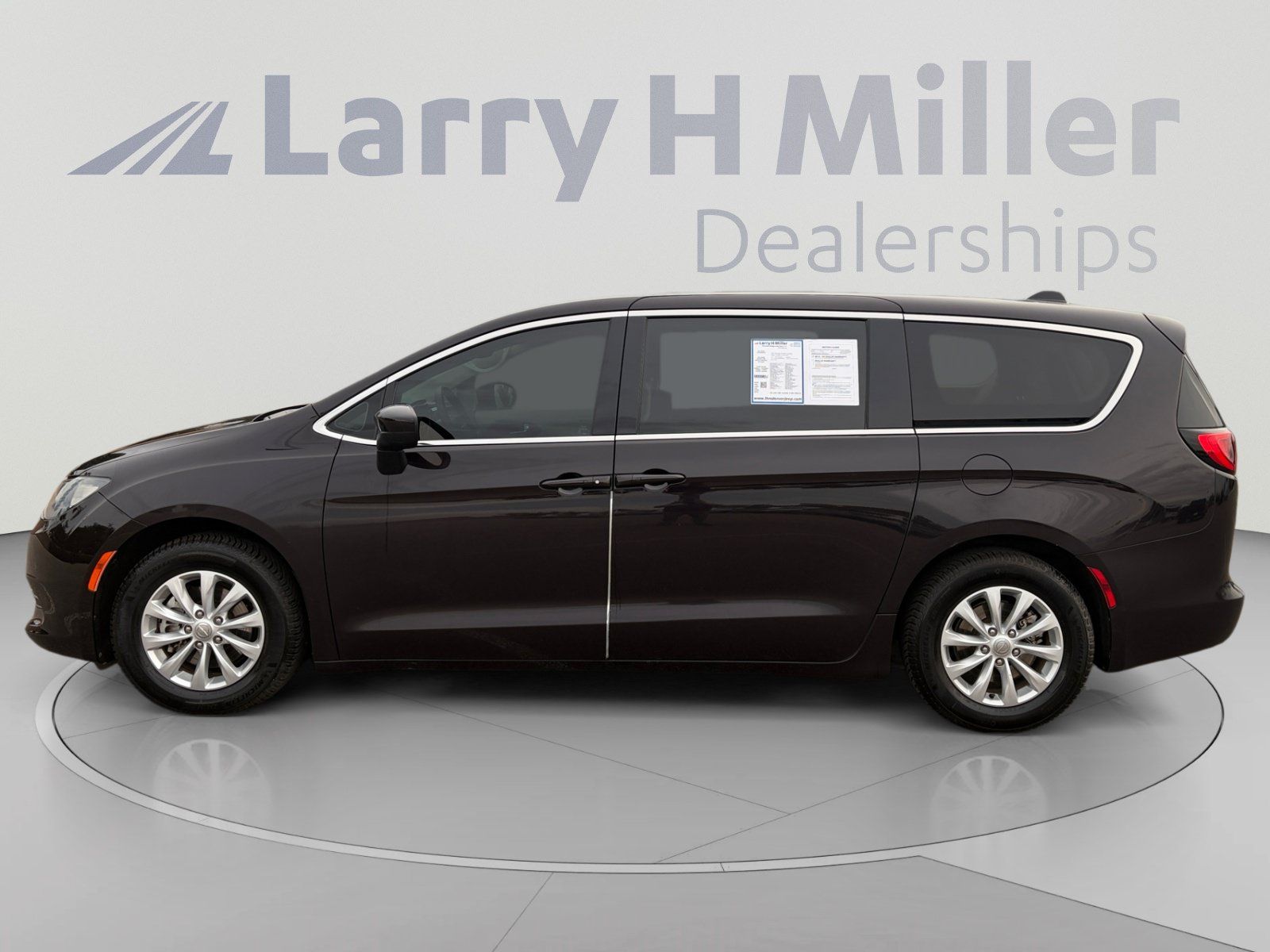 Used 2017 Chrysler Pacifica Touring w/ Tire & Wheel Group FWD image 3