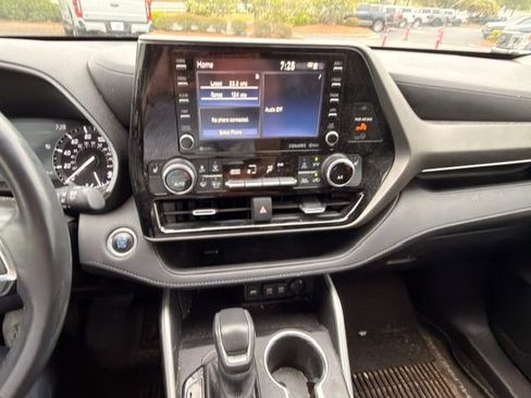 Used 2020 Toyota Highlander XLE FWD image 2