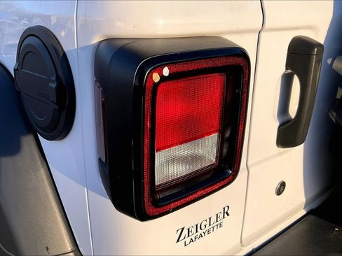 Used 2018 Jeep Wrangler Unlimited Sport image 31