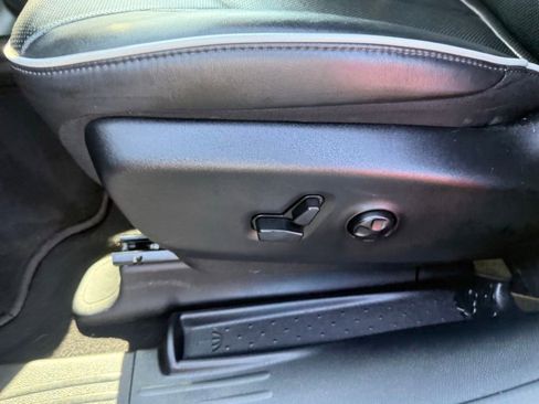 Used 2023 Chrysler Pacifica Limited w/ Uconnect Theater Family Group FWD image 12