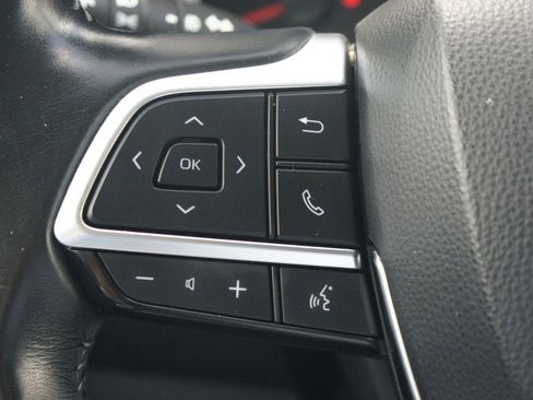 Used 2021 Toyota Highlander LE AWD/4WD image 9