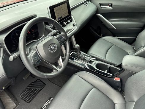 Used 2024 Toyota Corolla Cross XLE image 9