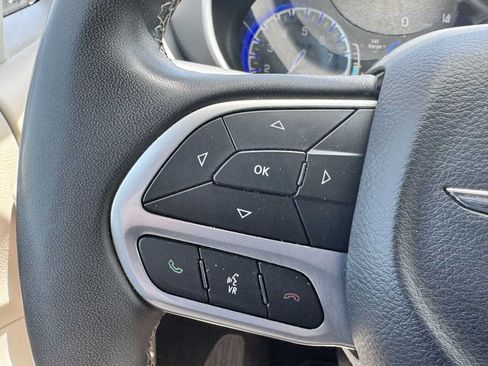 Used 2023 Chrysler Pacifica Touring-L FWD image 10
