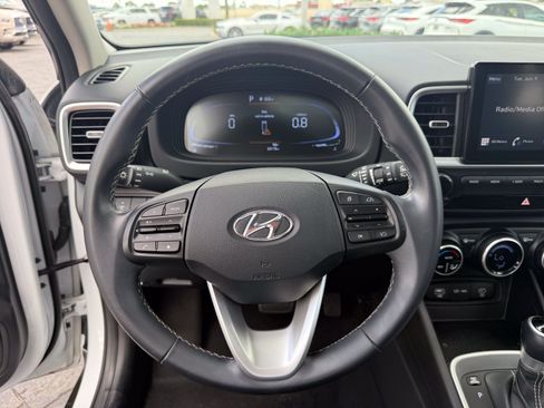 Used 2025 Hyundai Venue SEL FWD image 18
