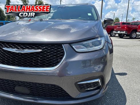 Used 2021 Chrysler Pacifica Touring-L FWD image 10