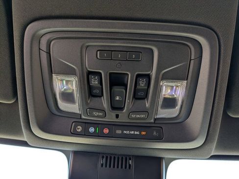 Used 2022 Chevrolet Silverado 1500 High Country w/ High Country Premium Package AWD/4WD image 15