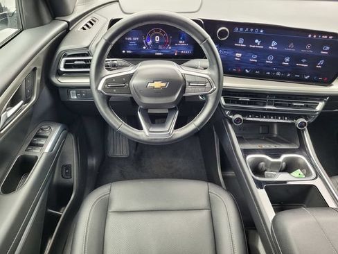 Used 2025 Chevrolet Traverse LT FWD image 16