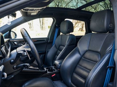 Used 2023 Porsche Macan Turbo image 15