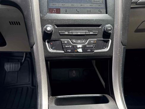 Used 2018 Ford Fusion SE w/ Fusion SE Technology Package FWD image 10