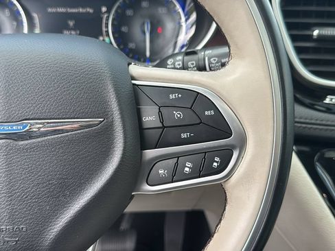 Used 2018 Chrysler Pacifica Limited w/ Tire & Wheel Group FWD image 19