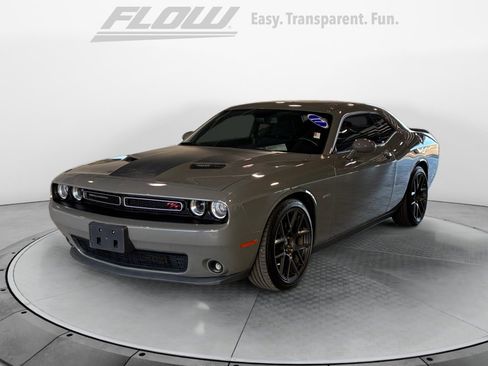 Used 2017 Dodge Challenger R/T image 3