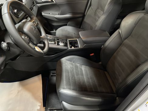 Used 2025 Mitsubishi Outlander SE image 10