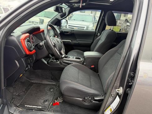 Used 2016 Toyota Tacoma TRD Off-Road w/ Premium & Technology Package AWD/4WD image 10