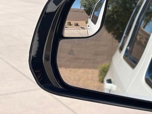 Used 2023 Jeep Wagoneer L 4WD w/ Premium Group I image 5