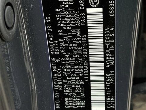 Used 2025 Toyota Camry SE image 34