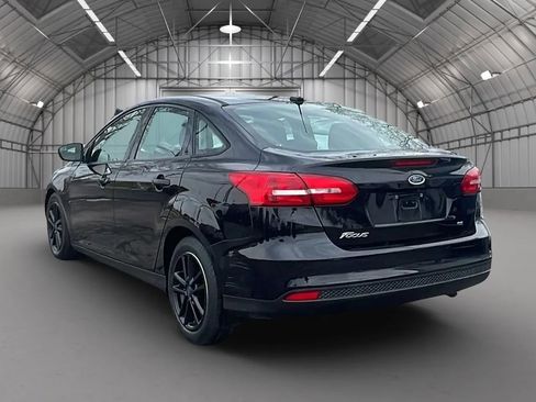 Used 2018 Ford Focus SE FWD image 3