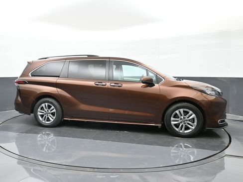 Used 2022 Toyota Sienna XLE image 9