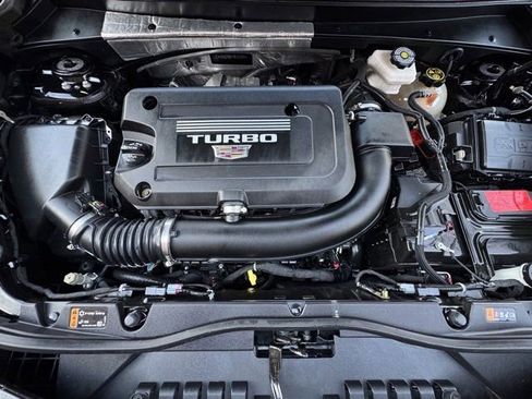 Used 2022 Cadillac XT4 Luxury w/ Cold Weather Package image 6