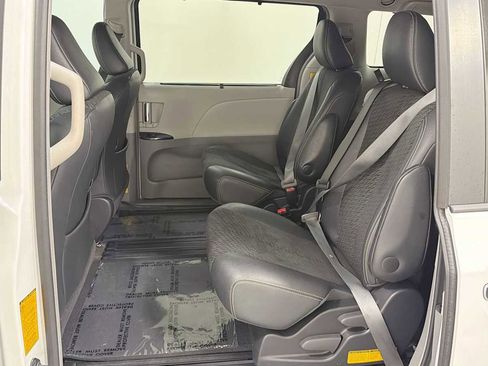 Used 2013 Toyota Sienna SE FWD image 23