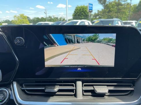 Used 2025 Chevrolet Trax RS FWD image 11