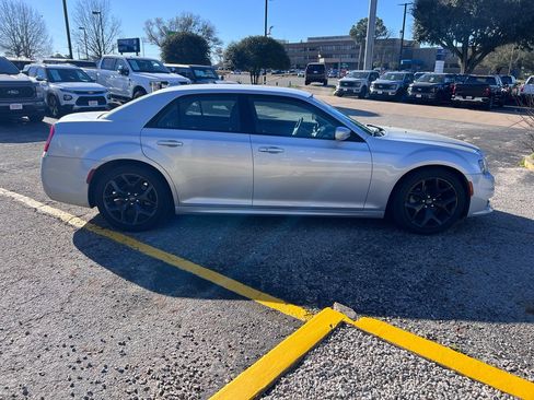 Used 2022 Chrysler 300 Touring L w/ Comfort Group image 5