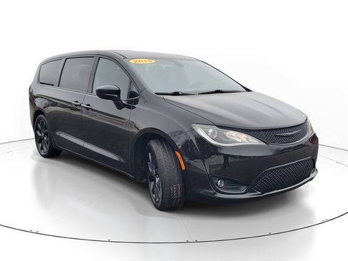 Used 2019 Chrysler Pacifica Touring Plus w/ S Appearance Package image 2