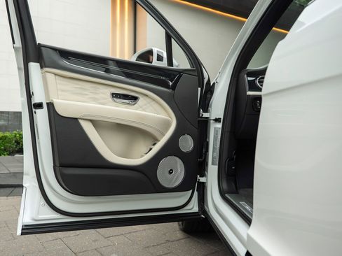 Used 2023 Bentley Bentayga Extended Wheelbase AWD/4WD image 7