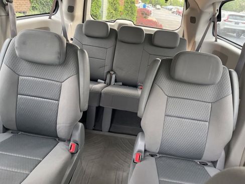 Used 2009 Chrysler Town & Country Touring w/ Entertainment Group #2 FWD image 21