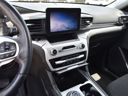 Used 2021 Ford Explorer XLT RWD image 9