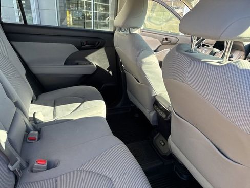 Used 2022 Toyota Highlander LE image 29