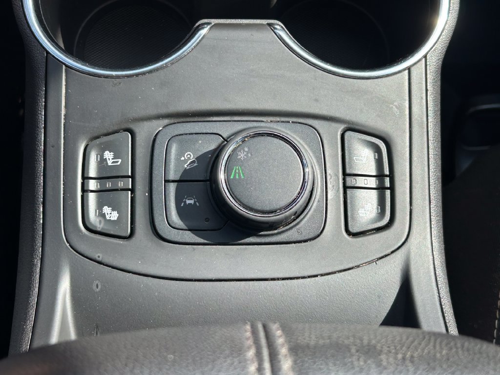 Used 2024 GMC Terrain SLE w/ Driver Convenience Package FWD image 26