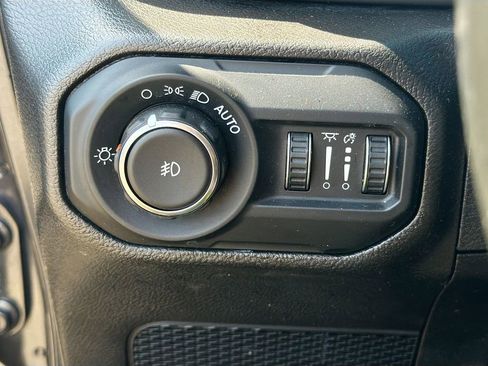 Used 2022 Jeep Wrangler Unlimited Sahara w/ Cold Weather Group AWD/4WD image 32