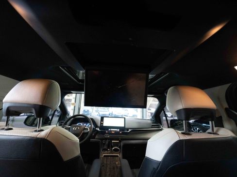 Used 2025 Toyota Sienna Platinum image 23