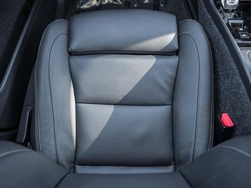 Certified 2025 Volvo XC40 B5 Plus image 32